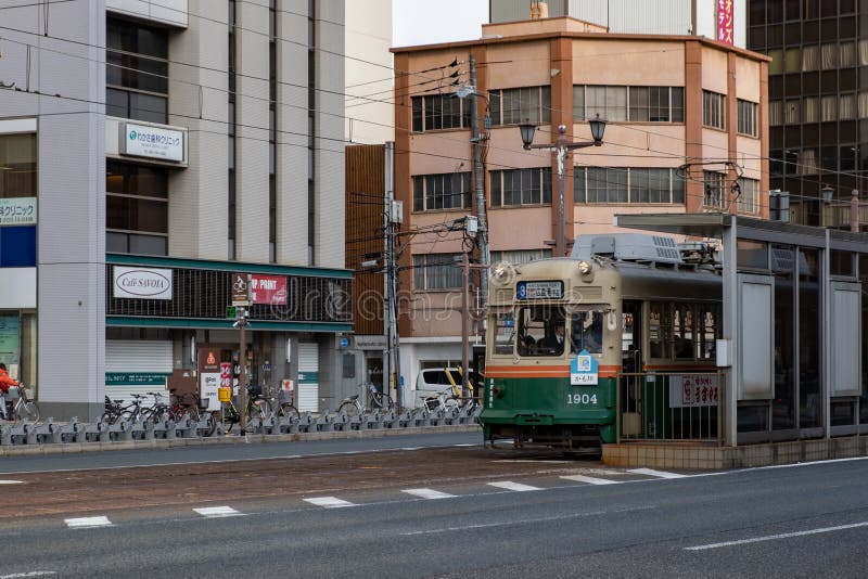 HIROSHIMA, GIAPPONE - 3 FEBBRAIO 2018: Tram di Hiroshima fermato sulla stazione fotografia stock libera da diritti HIROSHIMA, GIAPPONE - 3 FEBBRAIO 2018: Tram di Hiroshima fermato sulla stazione fotografia stock libera da diritti
