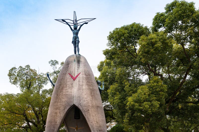 HIROSHIMA, JAPON, LE 21 NOVEMBRE 1015 : La paix Monume du ` s d'enfants photos libres de droits HIROSHIMA, JAPON, LE 21 NOVEMBRE 1015 : La paix Monume du ` s d'enfants photos libres de droits