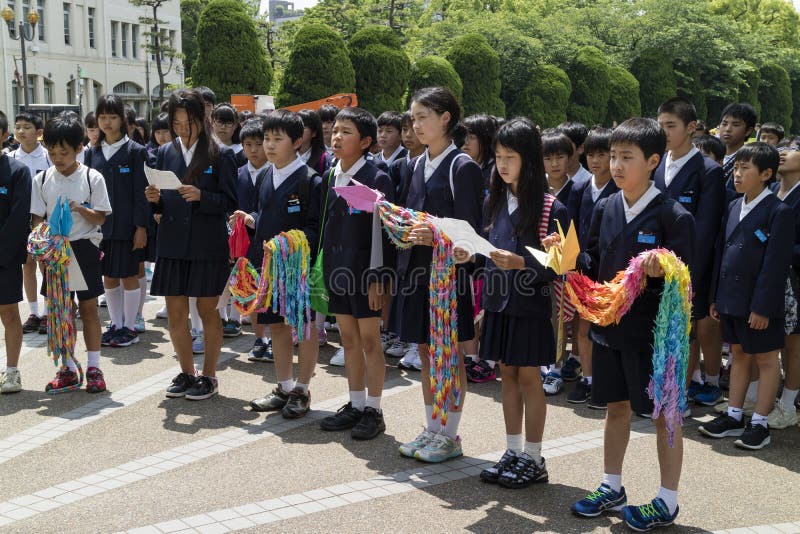 Hiroshima, Japon - 25 mai 2017 : Étudiants se réunissant à l'enfant photo stock Hiroshima, Japon - 25 mai 2017 : Étudiants se réunissant à l'enfant photo stock