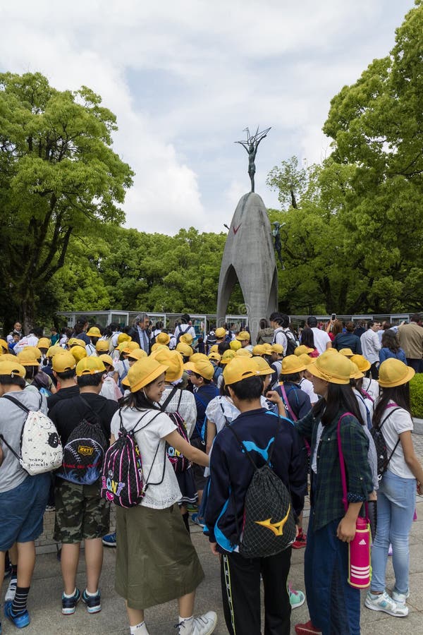 Hiroshima, Japon - 25 mai 2017 : Étudiants se réunissant à l'enfant image stock Hiroshima, Japon - 25 mai 2017 : Étudiants se réunissant à l'enfant image stock