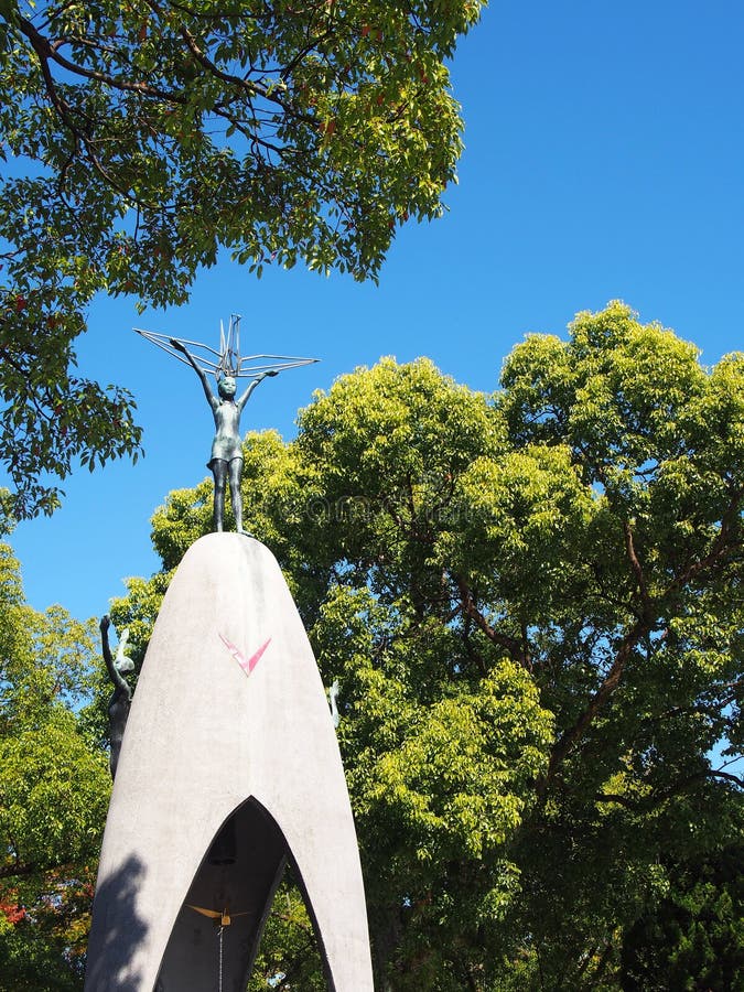 HIROSHIMA, JAPÓN - noviembre 4,2015 - monumento de la paz de los niños, conmemorar Sadako Sasaki y a víctimas de los niños de b a fotos de archivo HIROSHIMA, JAPÓN - noviembre 4,2015 - monumento de la paz de los niños, conmemorar Sadako Sasaki y a víctimas de los niños de b a fotos de archivo