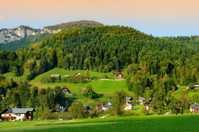 Hisnande lansdcape av berg, skogar och små bayerska byar i avståndet Scenisk sikt av bayerska fjällängar med mest majest