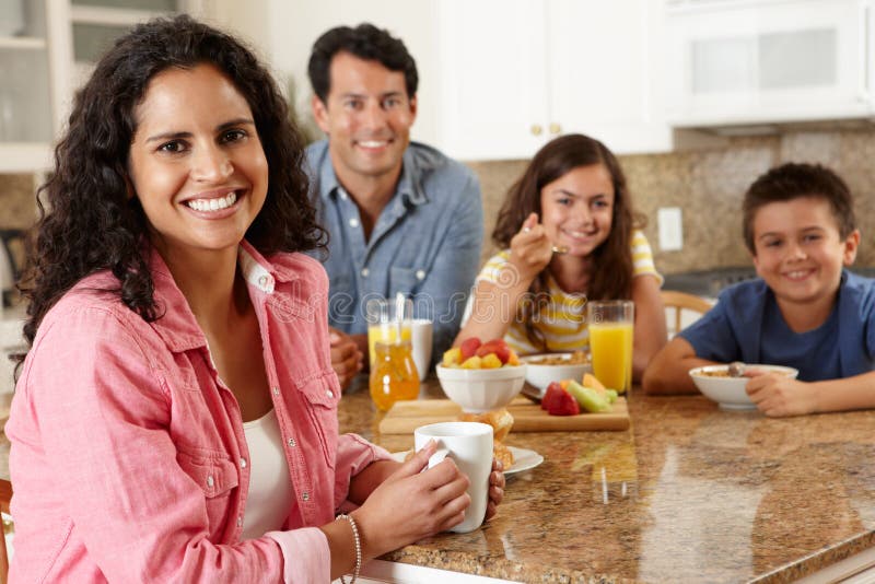 Ispanici famiglia mangia a colazione sorridente.