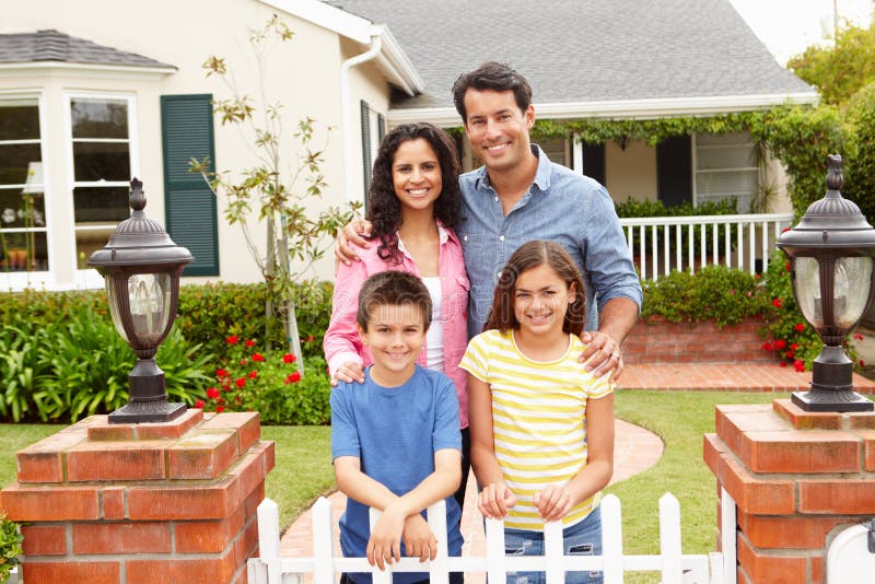 Sorridente ispanica famiglia fuori casa.