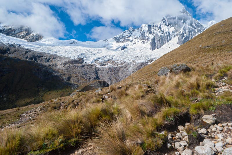 Hispanicized Peru - Tawllirahu maximum (stava Taulliraju - 5.830) i Cordillera Blanca i Anderna arkivbild Hispanicized Peru - Tawllirahu maximum (stava Taulliraju - 5.830) i Cordillera Blanca i Anderna arkivbild