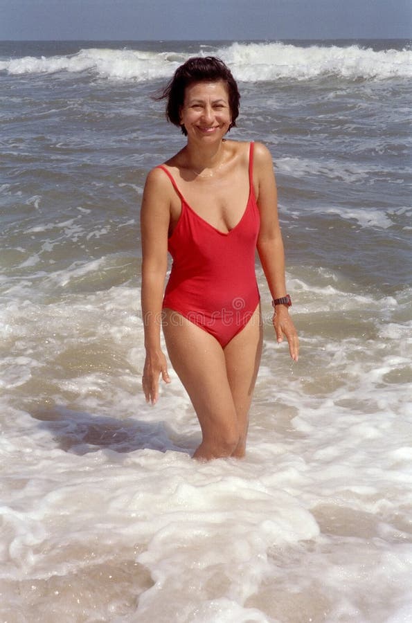 Hispanische Frau am Strand lizenzfreie stockfotografie Hispanische Frau am Strand lizenzfreie stockfotografie