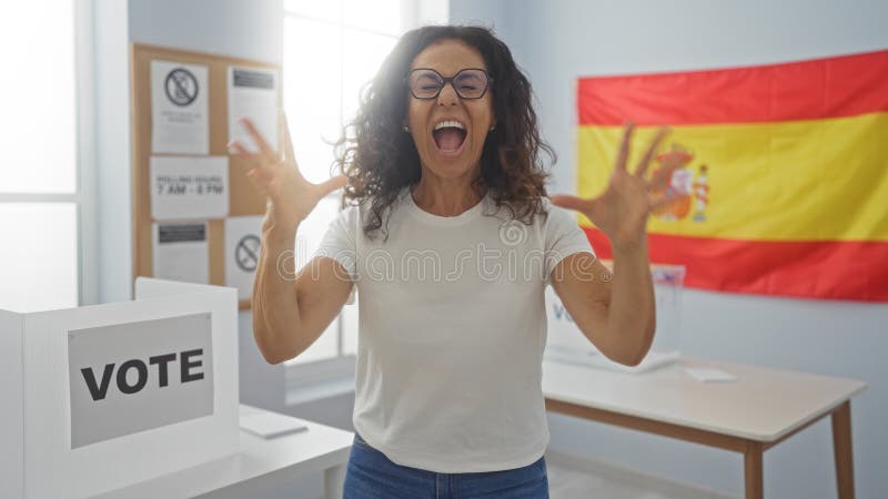 Hispanische Frau, wütend in einer Wahlklinik in einem Haus schreiend, mit spanischer Flagge im Hintergrund lizenzfreie stockfotos