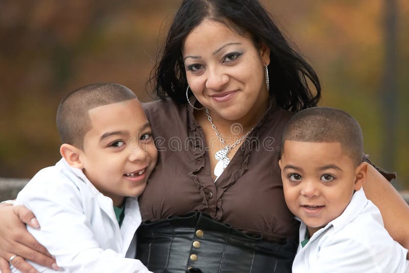 Hispanische Mutter mit Söhnen lizenzfreies stockbild Hispanische Mutter mit Söhnen lizenzfreies stockbild