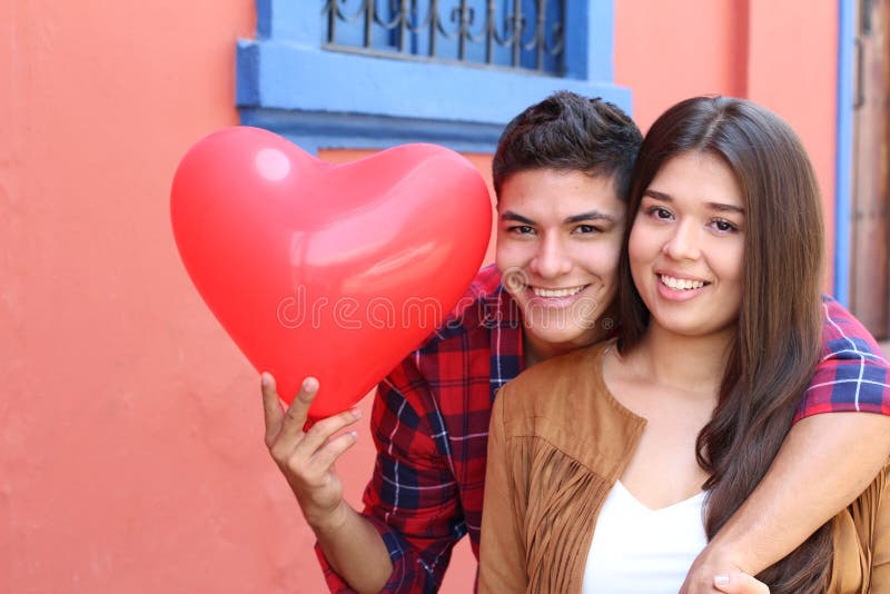 Hispanische Paare, die Heilig-Valentinsgrußtag feiern stockbilder Hispanische Paare, die Heilig-Valentinsgrußtag feiern stockbilder
