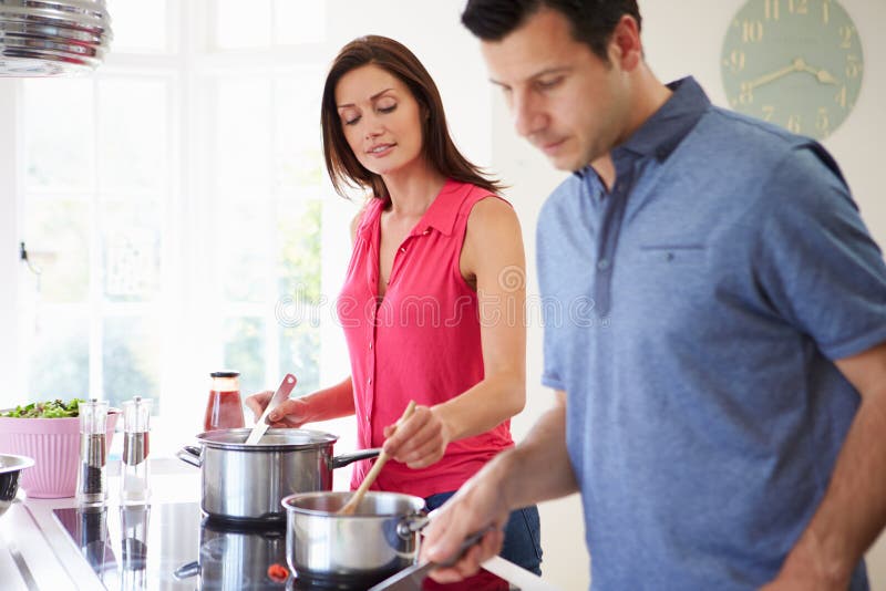 Hispanische Paare, die zu Hause Mahlzeit kochen lizenzfreie stockbilder Hispanische Paare, die zu Hause Mahlzeit kochen lizenzfreie stockbilder