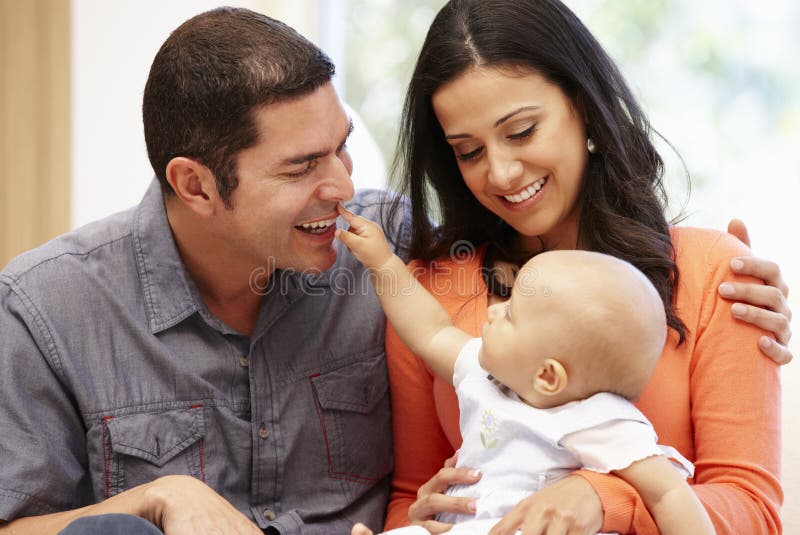 Hispanische Paare zu Hause mit Baby lizenzfreies stockfoto