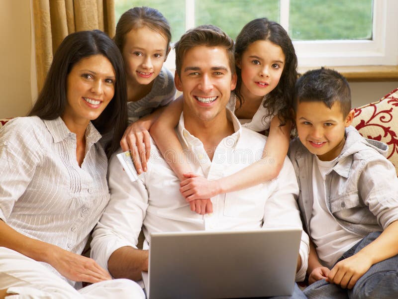 Hispanisches Familieneinkaufen online lizenzfreie stockbilder Hispanisches Familieneinkaufen online lizenzfreie stockbilder