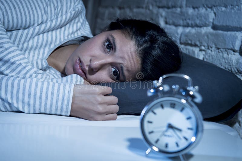 Hispanisches Schlafzimmer der Frau zu Hause, das spät im Bett nachts versuchend, zu schlafen leidende Schlaflosigkeit liegt Hispanisches Schlafzimmer der Frau zu Hause, das spät im Bett nachts versuchend, zu schlafen leidende Schlaflosigkeit liegt