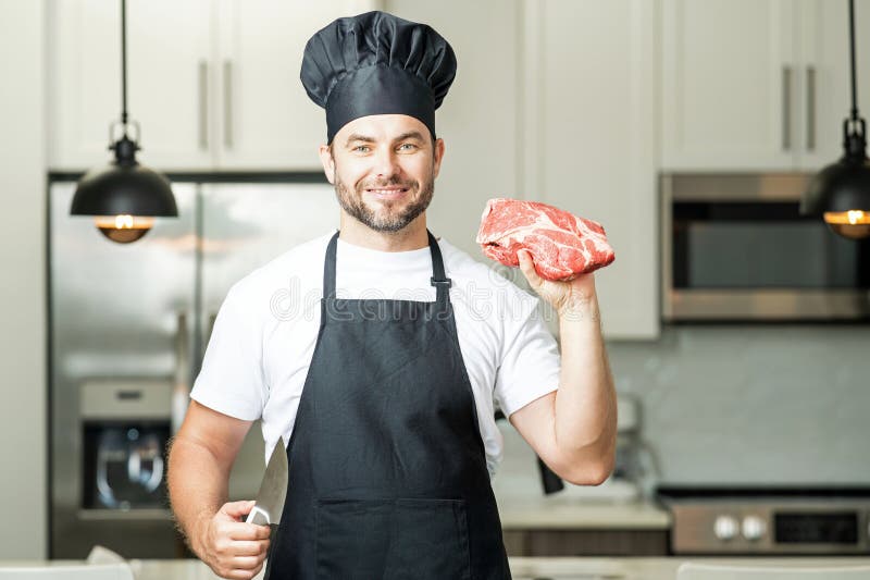 Hispano De Los Años Con Uniforme De Chef Carne De Res En La Cocina. Carne De Cocina. Menú Del Restaurante Con Carne. C Foto de archivo - Imagen de milenario,