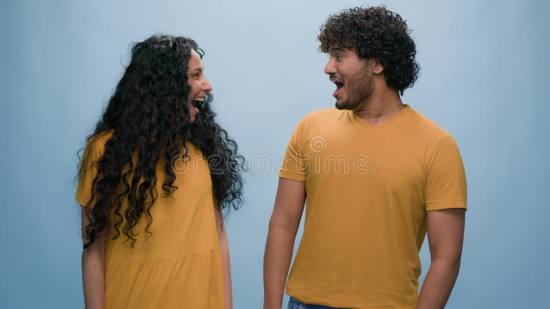 Hispano hispano indio arabio diversos multirraciales asombrados emocionados sorprendidos pareja astoniza familia de dos amigos