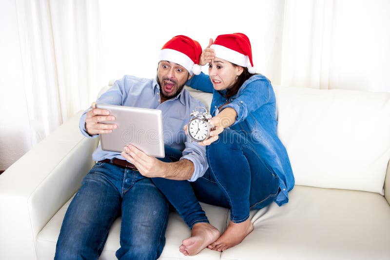 Hispanos atractivos jovenes tarde para hacer compras de los regalos de Navidad imagen de archivo Hispanos atractivos jovenes tarde para hacer compras de los regalos de Navidad imagen de archivo