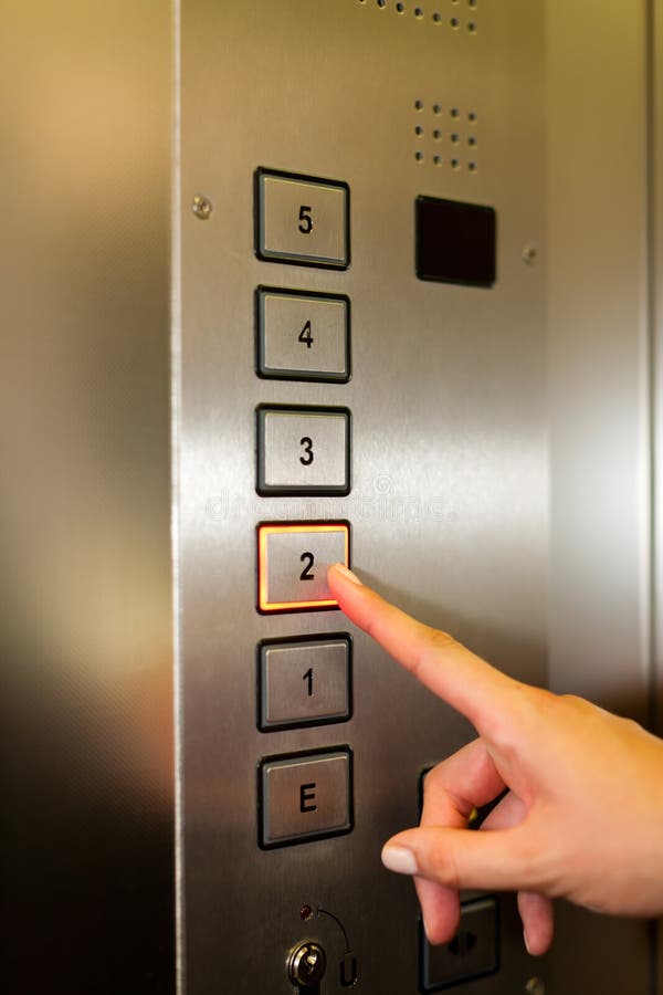 hisselevatorkvinna royaltyfri bild hisselevatorkvinna royaltyfri bild