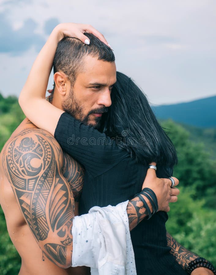 Hist?ria de amor Aperto novo bonito dos pares Conceito do amor O par est? abra?ando Pares do amor da paix?o Momento rom?ntico imagens de stock Hist?ria de amor Aperto novo bonito dos pares Conceito do amor O par est? abra?ando Pares do amor da paix?o Momento rom?ntico imagens de stock