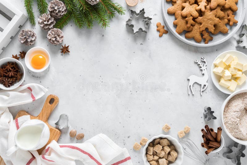 Historial culinário do Natal ou do Natal, receita de cozimento Xmas, biscoitos Noel gingercake em mesa de cozinha e ingredientes foto de stock royalty free