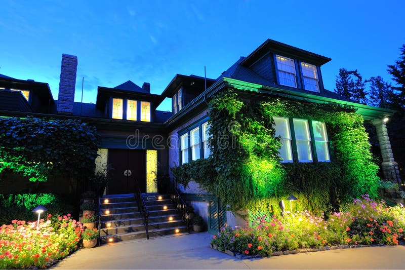 Night scene of historic house in butchart gardens (built in 1904), vancouver island, british columbia, canada