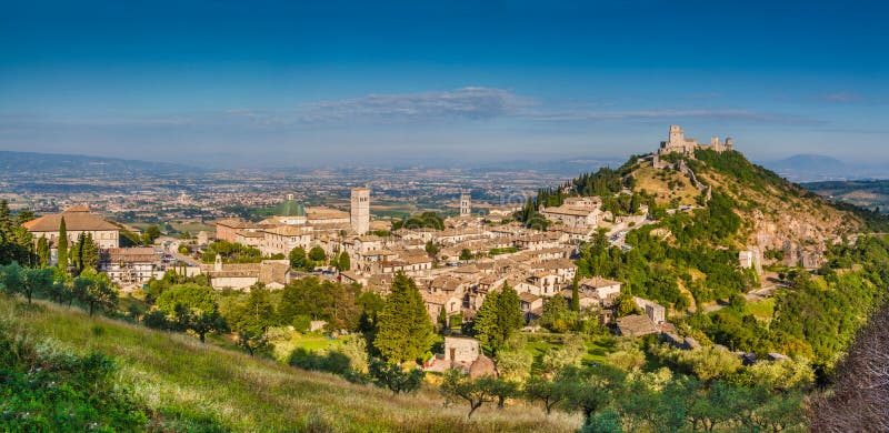 Panoramatický výhľad na historické jadro mesta z Assisi v krásne ranné svetlo, Umbria, Taliansko.