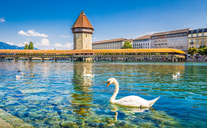 Historické centrum mesta Lucerne s slávny Kaplnky, Most, citys symbol a jeden z Switzerlands hlavných turistických atrakcií v slnečný deň v lete, Kantóne Lucerne, Švajčiarsko.