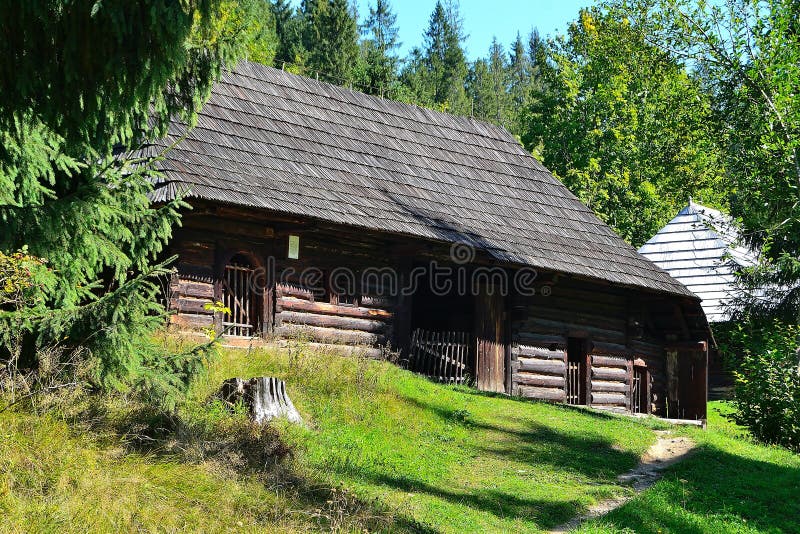 Historická drevená stavba typická pre horské dediny v minulosti, Slovensko