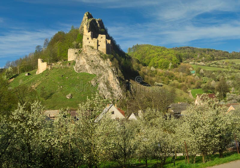 Historická zrúcanina hradu Lednica na Slovensku