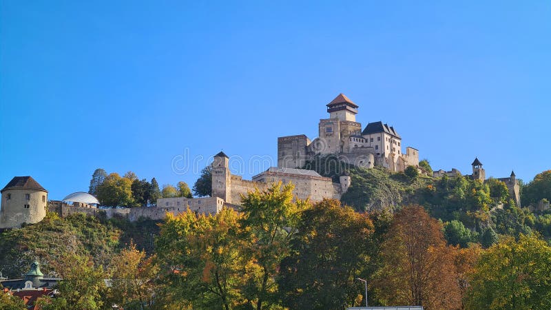 Historický Trenčiansky hrad na Slovensku.