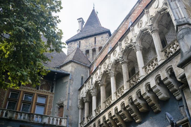 Historik eller arkitekturbakgrund med detaljer om fasader i budapest