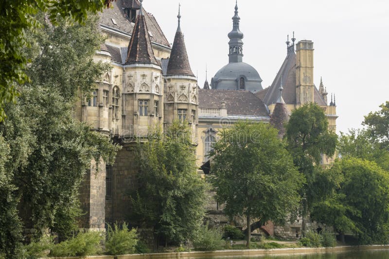 Historik eller arkitekturbakgrund med detaljer om fasader i budapest