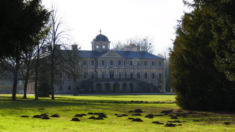 Historique, favori de château avec Förch, en le public, librement parc accessible, Rastatt dans Forêt-Noire photographie stock libre de droits Historique, favori de château avec Förch, en le public, librement parc accessible, Rastatt dans Forêt-Noire photographie stock libre de droits