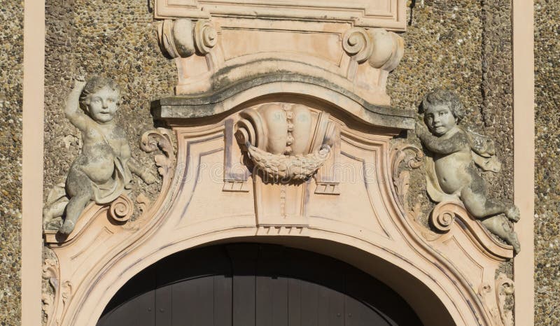 Historique, favori de château avec Förch, en le public, librement parc accessible, Rastatt dans Forêt-Noire image libre de droits Historique, favori de château avec Förch, en le public, librement parc accessible, Rastatt dans Forêt-Noire image libre de droits