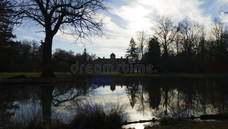 Historique, favori de château avec Förch, en le public, librement parc accessible, Rastatt dans Forêt-Noire image stock Historique, favori de château avec Förch, en le public, librement parc accessible, Rastatt dans Forêt-Noire image stock