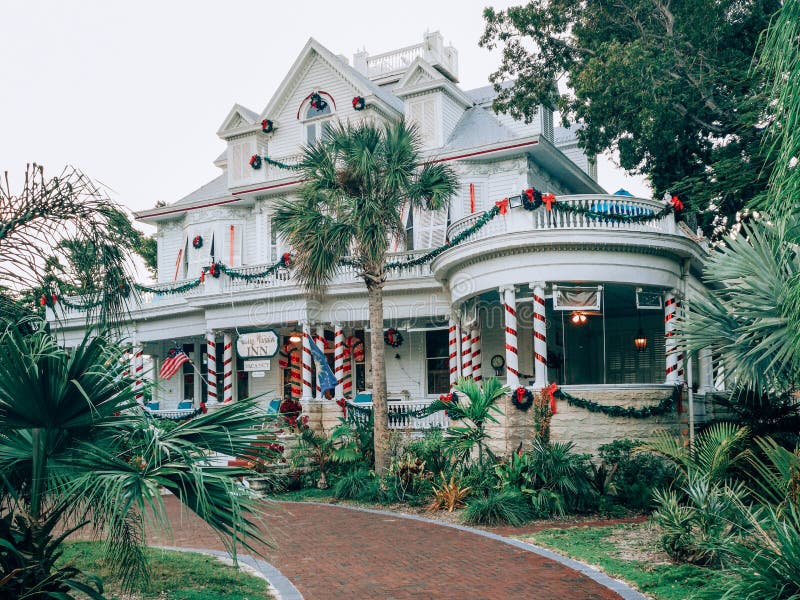 Historisch bed en ontbijthotel in Old Key West in het centrum van Kerstmis royalty-vrije stock afbeeldingen Historisch bed en ontbijthotel in Old Key West in het centrum van Kerstmis royalty-vrije stock afbeeldingen