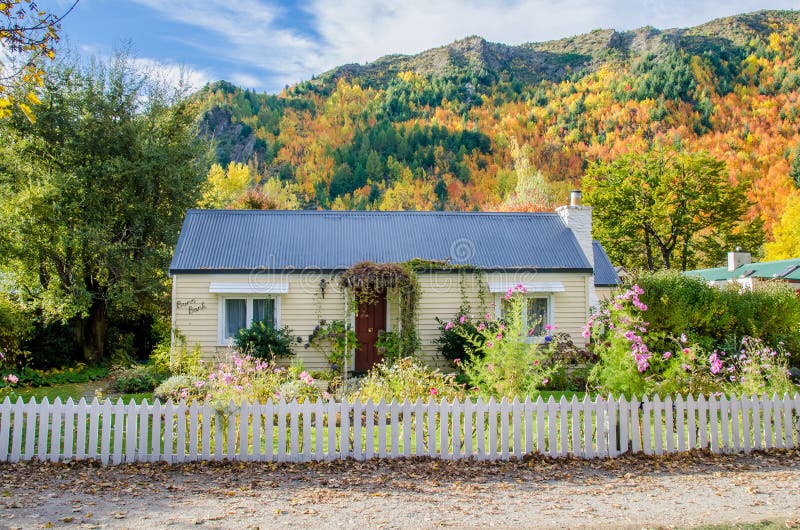 Historisch plattelandshuisje met mooie tuin in Arrowtown, Nieuw Zeeland royalty-vrije stock afbeeldingen Historisch plattelandshuisje met mooie tuin in Arrowtown, Nieuw Zeeland royalty-vrije stock afbeeldingen