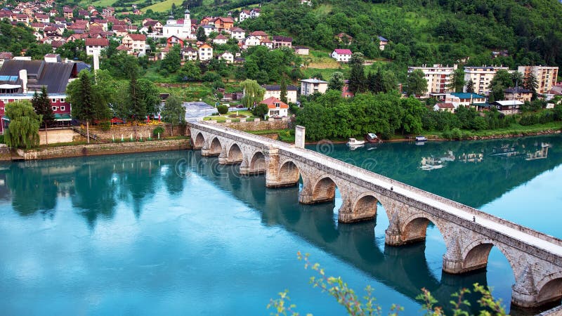 Historische Brücke Mehmed Pasha Sokolovic Old Stone über Drina-Fluss in Visegrad, Bosnien und Herzegowina