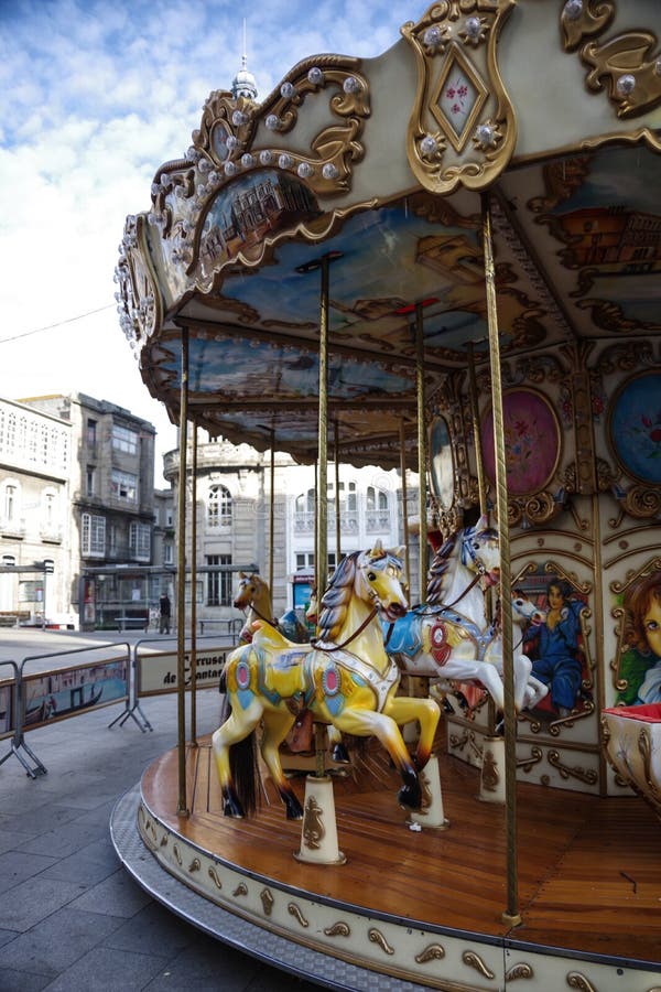 Historische carrousel op Porta do Sol vierkant, Vigo, Galicië, Spanje royalty-vrije stock afbeeldingen Historische carrousel op Porta do Sol vierkant, Vigo, Galicië, Spanje royalty-vrije stock afbeeldingen
