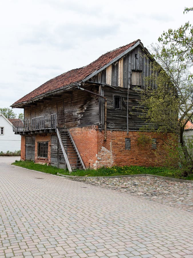 Download Historische Gebouwen In Oude Stad Van Kuldiga, Letland Stock Foto - Afbeelding bestaande uit architectuur, europa: 54078200