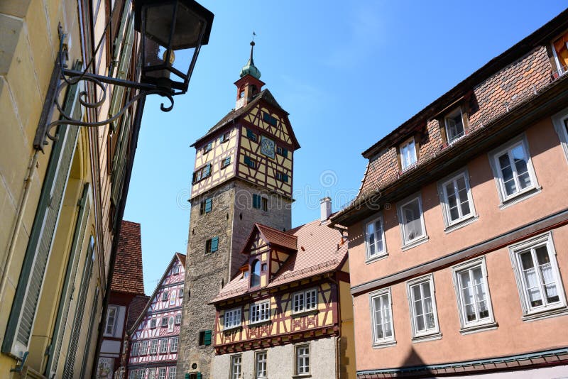 Historische huizen, toren van stadsmuur - Josenturm - in Schwabisch-Zaal, Duitsland stock afbeelding Historische huizen, toren van stadsmuur - Josenturm - in Schwabisch-Zaal, Duitsland stock afbeelding