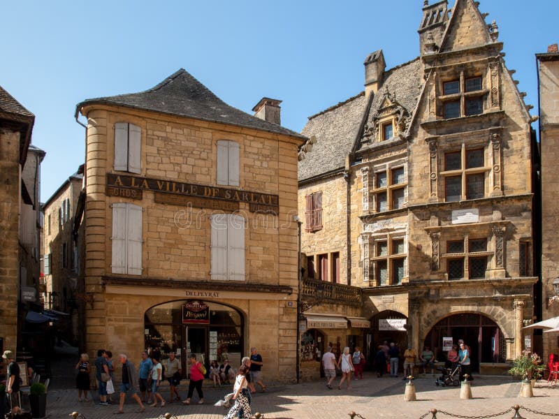 Historische Häuser, die Place du Peyrou in Sarlat-La Caneda in Dordogne-Abteilung, Aquitanien umgeben, stockbild Historische Häuser, die Place du Peyrou in Sarlat-La Caneda in Dordogne-Abteilung, Aquitanien umgeben, stockbild
