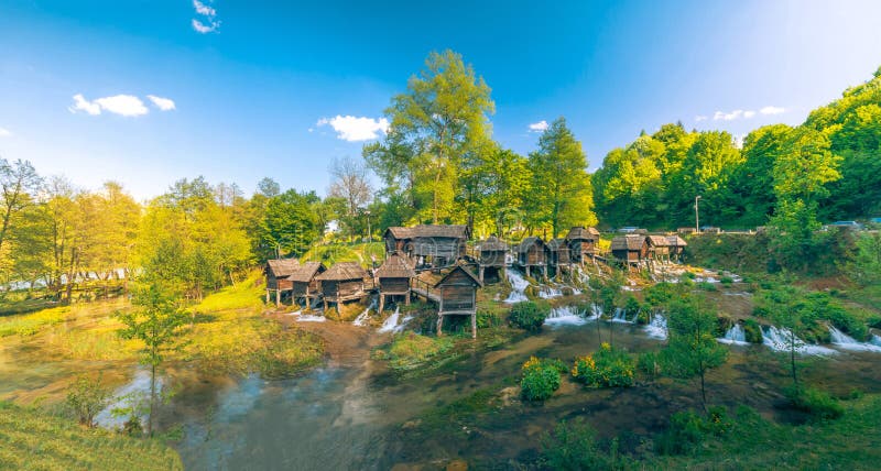 Historische hölzerne watermills auf den Pliva Seen um Jajce mit schöner Natur um sie stockbild Historische hölzerne watermills auf den Pliva Seen um Jajce mit schöner Natur um sie stockbild