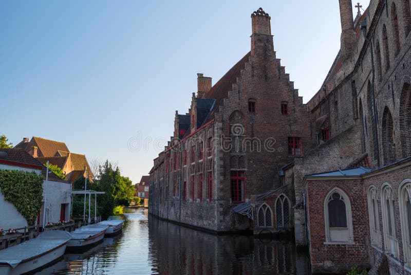 Historische middeleeuwse gebouwen met mooi kanaal in de oude stad van Brugge Brugge royalty-vrije stock fotografie Historische middeleeuwse gebouwen met mooi kanaal in de oude stad van Brugge Brugge royalty-vrije stock fotografie