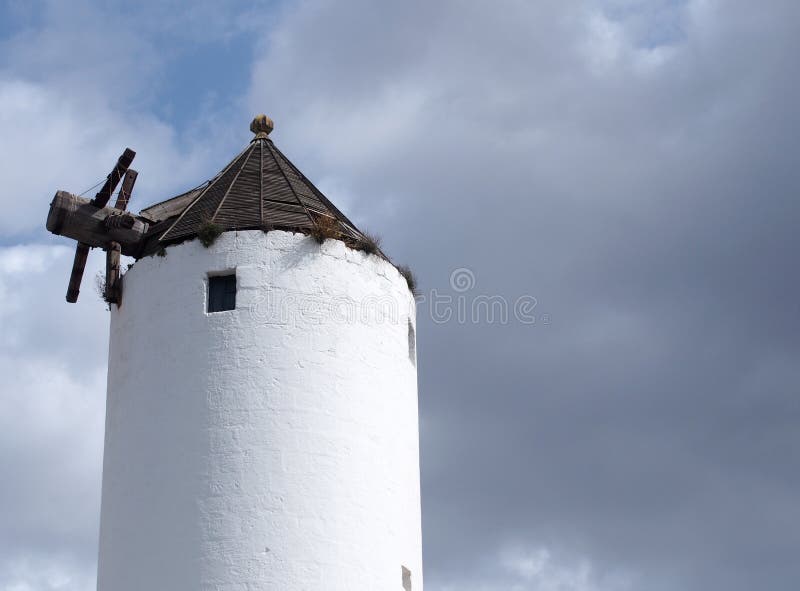 Historische oude witte windmolen in ciutadellamenorca tegen een blauwe bewolkte hemel royalty-vrije stock fotografie Historische oude witte windmolen in ciutadellamenorca tegen een blauwe bewolkte hemel royalty-vrije stock fotografie