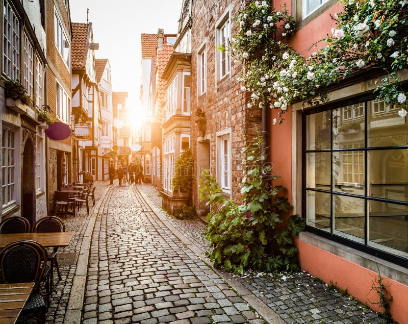Historische Schnoorviertel bij zonsondergang in Bremen, Duitsland