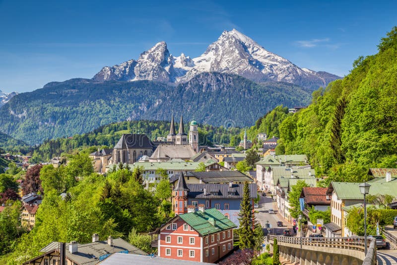 Historische stad van Berchtesgaden met Watzmann-berg in de lente