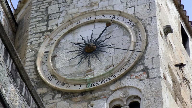 Historische Uhr unter Glockenturm in der Spalte Kroatien