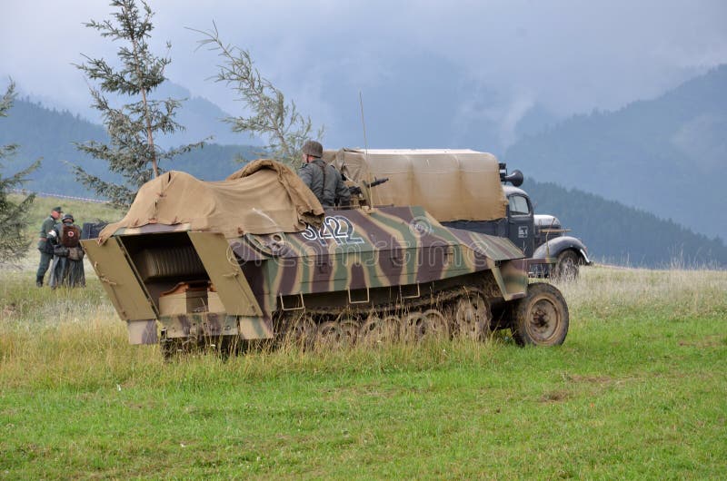 Historische Wiederinkraftsetzung des Kampfes des Weltkriegs 2 - gepanzertes Transportfahrzeug und Soldaten kleideten in den deuts lizenzfreie stockbilder Historische Wiederinkraftsetzung des Kampfes des Weltkriegs 2 - gepanzertes Transportfahrzeug und Soldaten kleideten in den deuts lizenzfreie stockbilder