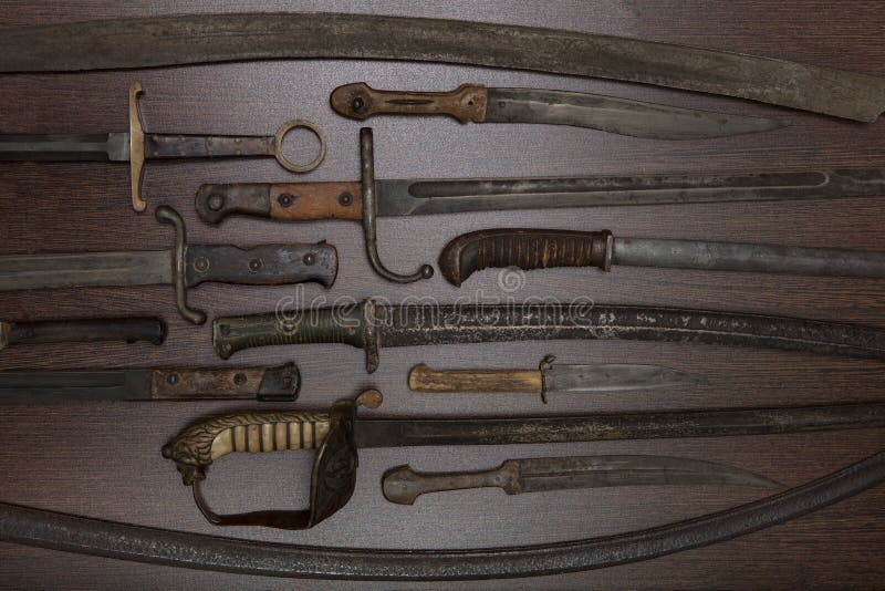 Historische zwaarden en messen in een museumtentoongesteld voorwerp royalty-vrije stock afbeeldingen Historische zwaarden en messen in een museumtentoongesteld voorwerp royalty-vrije stock afbeeldingen