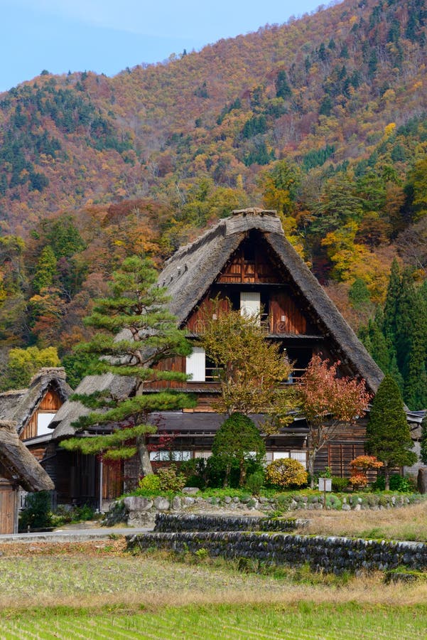 Historisches Dorf von Shirakawa-gehen in Herbst lizenzfreies stockfoto Historisches Dorf von Shirakawa-gehen in Herbst lizenzfreies stockfoto